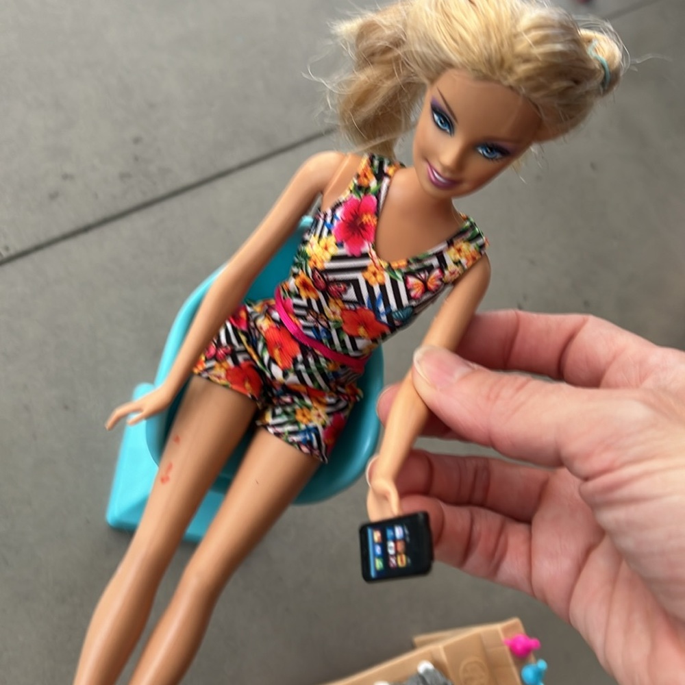 Barbie Mani-Pedi Spa Playset with Blonde Doll, Puppy, Foot Spa & Accessories. - Picture 5 of 8